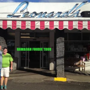 Cyclists sampling Hawaiian food on Waikiki bike tour