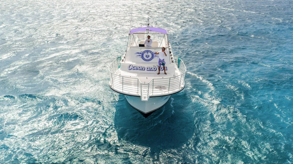 Private boat charter cruising around Waikiki waters
