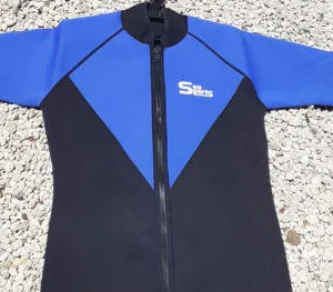 Men's wetsuit top designed for flexible water movement