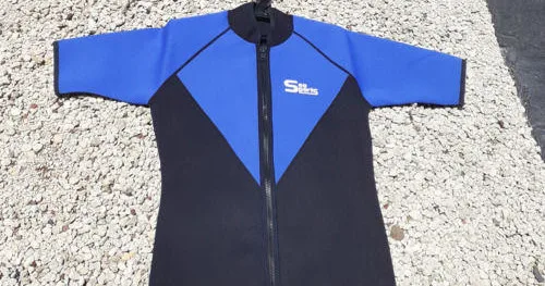 Men's wetsuit top designed for flexible water movement