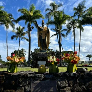 Kayaking down Wailoa River towards Kamehameha statue