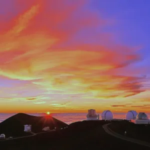 Tourists watching sunset from Mauna Kea summit