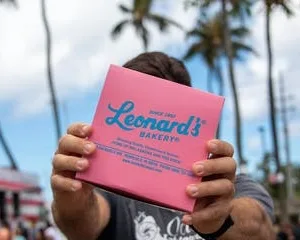 Small group enjoying private local food tour in Honolulu