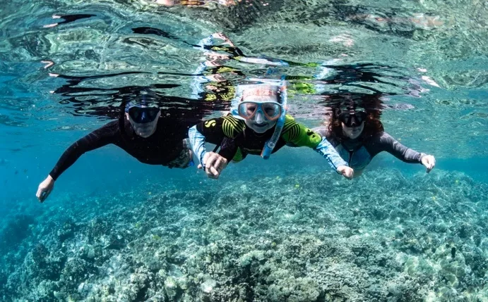 Boats exploring Kealakekua Bay’s scenic coastline near Capt. Cook
