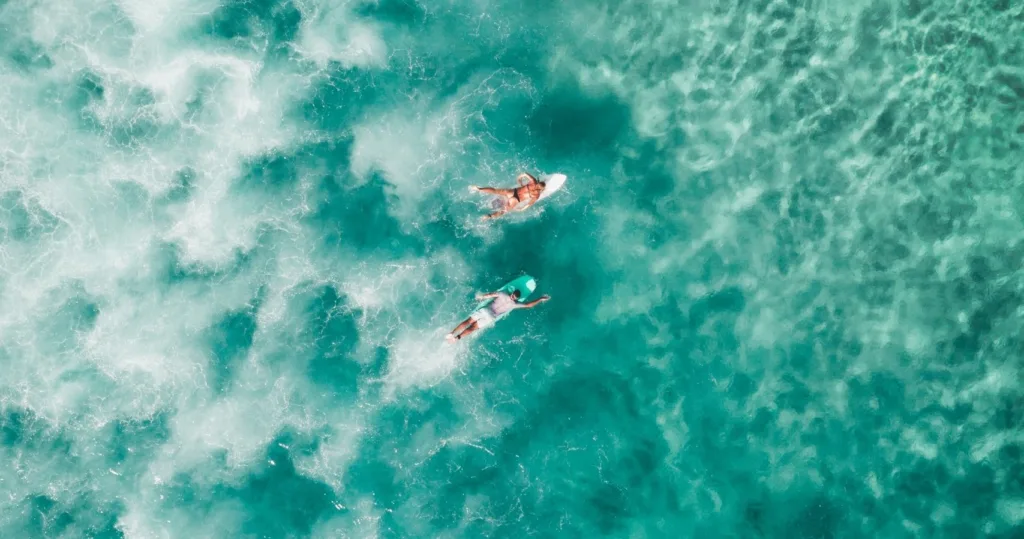 Experienced surfers taking part in a 90-minute elite lesson