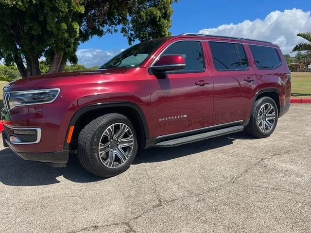 Luxury SUV transporting seven passengers on Maui snorkeling tour