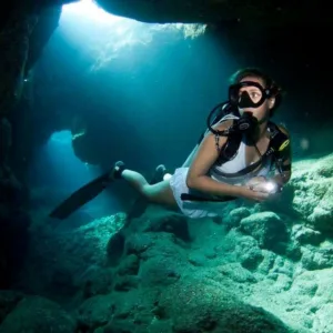 Scuba divers practicing peak performance buoyancy techniques