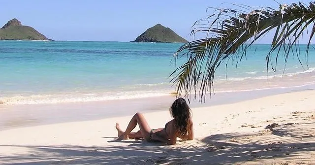 Visitors relaxing on Kailua Beach with turquoise water