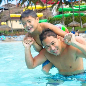 Entrance to Wet 'n' Wild water park with visitors