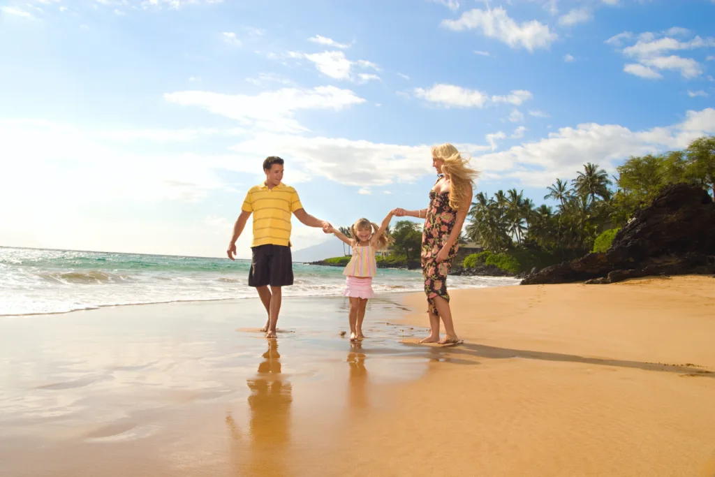 Private tour group enjoying scenic Circle Island drive