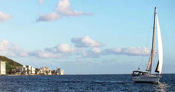 Hands-on sailing lessons for beginners on the water