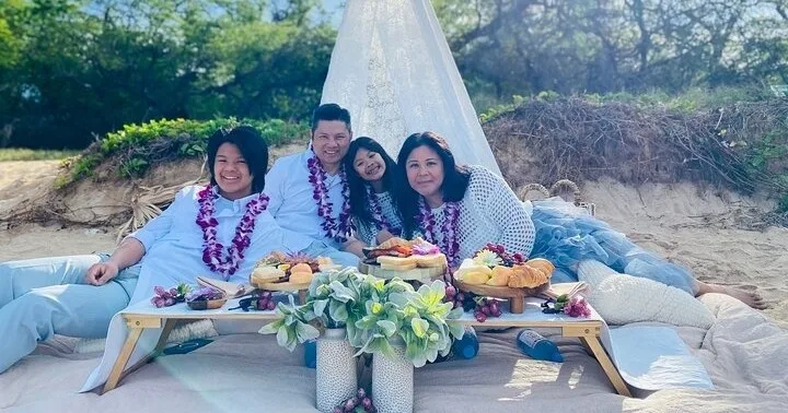 Beachfront brunch with photo and video on Maui island tour