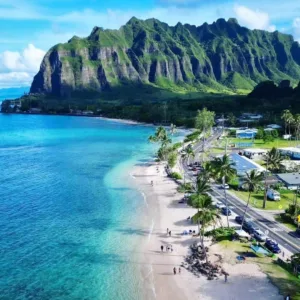 Large group enjoying private tour scuba diving in Waikiki