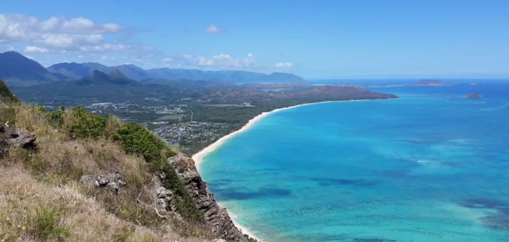 Private charter boat cruising along Oahu’s beautiful coastline