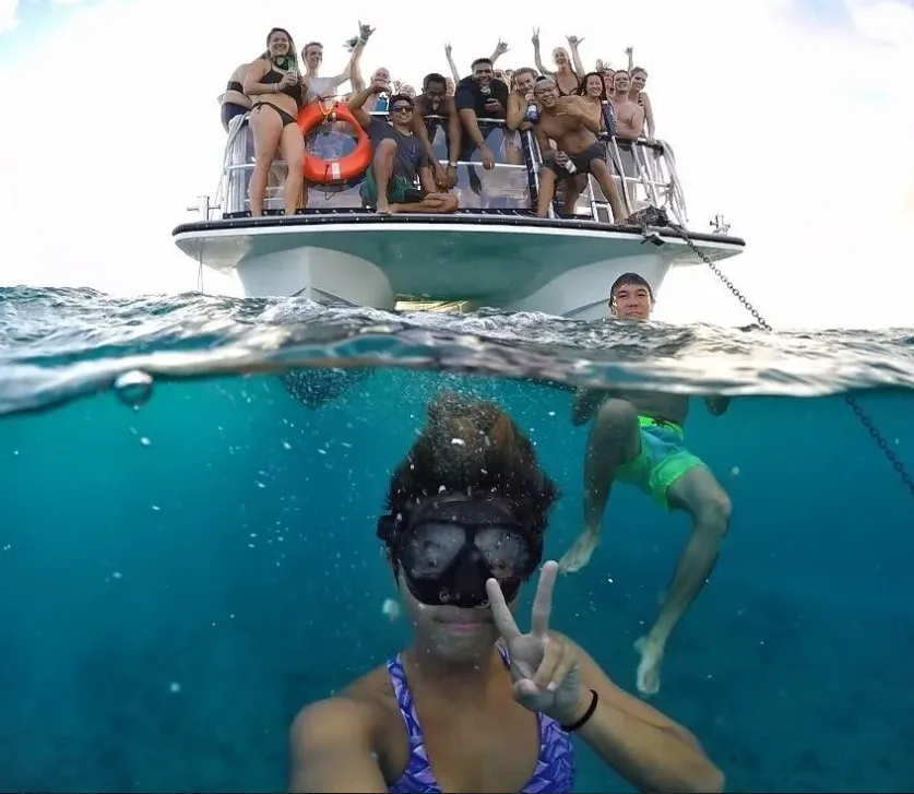 Group of snorkelers preparing for cruise in Honolulu