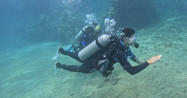 Beginner learning scuba skills during discover scuba session