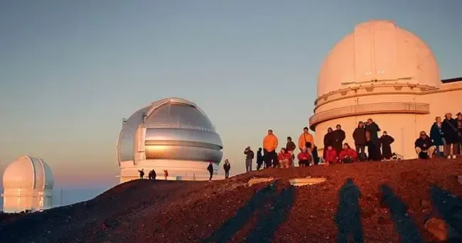Evening stargazing tour from Maunakea summit with dinner