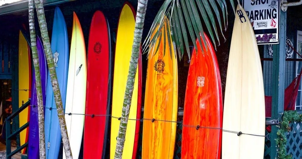 Stand up paddleboards lined up on Waikiki beach