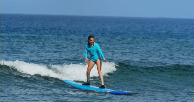 Private surf lesson with dedicated instructor in water