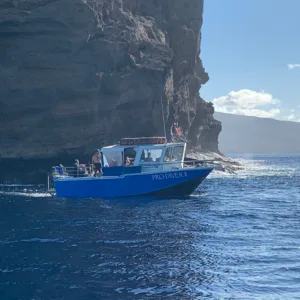 Divers preparing for Molokini crater underwater dive