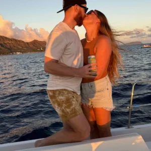 Couple enjoying private sailing tour in Honolulu waters