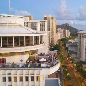 Evening tour group shopping in Waikīkī