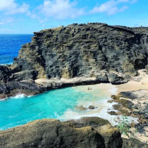 Spanish language tour group visiting Oahu viewpoints