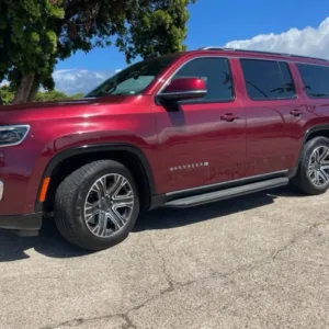 Luxury SUV transporting seven passengers on Maui snorkeling tour