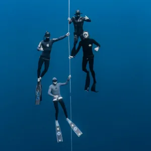 Diver practicing advanced breath-hold techniques underwater