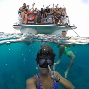 Group of snorkelers preparing for cruise in Honolulu
