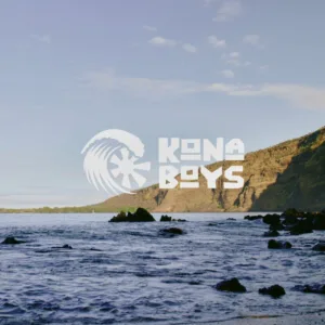 Kayakers paddling near coral reefs in Kealakekua Bay